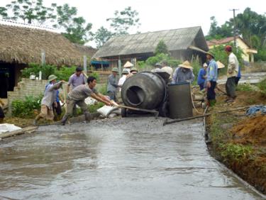 Hội viên Hội Nông dân Trấn Yên là lực lượng nòng cốt trong việc kiên cố hóa đường giao thông nông thôn.