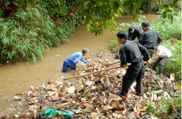 Lực lượng vũ trang tham gia khơi thông dòng chảy cùng với người dân thành phố Yên Bái. Ảnh Quang Tuấn