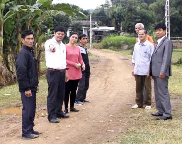 Lãnh đạo xã Vĩnh Kiên trao đổi cùng nhân dân về làm đường giao thông liên thôn.