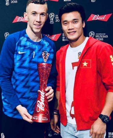 Bùi Tiến Dũng trao danh hiệu Man of the Match cho tiền đạo Perisic.
