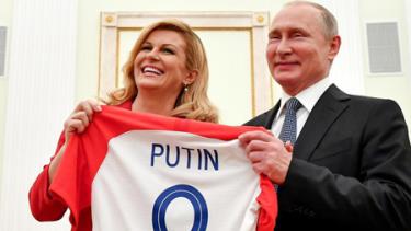 Tổng thống Croatia Kolinda Grabar-Kitarovic tặng áo thi đấu danh dự cho Tổng thống Nga Vladimir Putin.