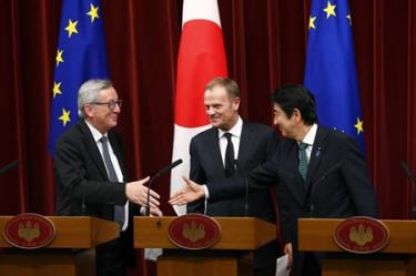 Thủ tướng Shinzo Abe (phải) và Chủ tịch Ủy ban châu Âu Jean-Claude Juncker trái) sau cuộc gặp thượng đỉnh Nhật Bản-EU.