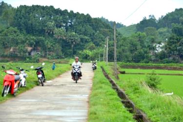 Các tuyến đường giao thông trên địa bàn xã đã cơ bản được kiên cố hóa bằng nguồn vốn của Nhà nước và sự đóng góp của nhân dân, tạo điều kiện thuận lợi cho nhân nhân giao thương, phát triển kinh tế.