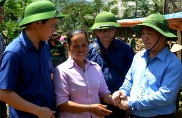 Đồng chí Hầu A Lềnh- Phó Chủ tịch, Tổng Thư ký Ủy ban Trung ương MTTQ Việt Nam và Chủ tịch UBND tỉnh Đỗ Đức Duy thăm hỏi, chia sẻ mất mát của bà con vùng lũ.