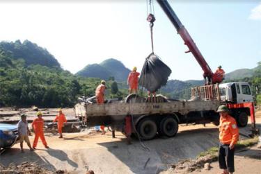 Điện lực Nghĩa Lộ vận chuyển vật tư, thiết bị để khắc phục sự cố lưới điện.