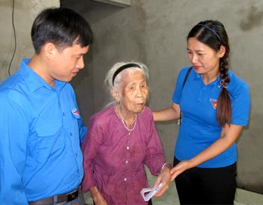 Đồng chí Đoàn Thị Thanh Tâm - Bí thư Tỉnh đoàn, Chủ tịch Hội LHTN Việt Nam tỉnh tặng quà gia đình bà Bùi Thị Yên, mẹ liệt sỹ  tại thôn Lương Môn, xã Lương Thịnh.