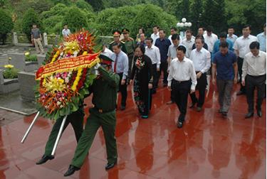 Các đồng chí lãnh đạo tỉnh viếng Nghĩa trang liệt sỹ Trung tâm tỉnh