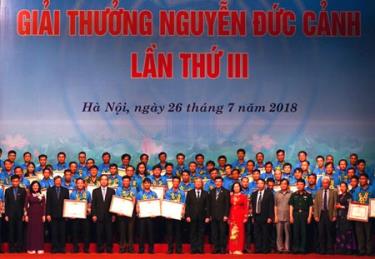 Thường trực Ban Bí thư Trần Quốc Vượng cùng lãnh đạo các ban, ngành chụp hình lưu niệm cùng các cá nhân đoạt Giải thưởng.