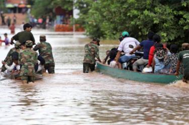 Binh sĩ Campuchia sơ tán người dân bằng thuyền tại tỉnh Stung Treng ngày 26-7.