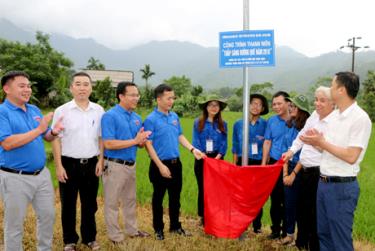 Tuổi trẻ Công ty Điện lực Yên Bái và Trường Đại học Điện lực Hà Nội bàn giao công trình 