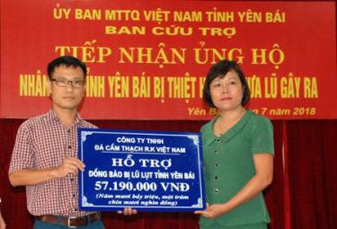 Đại diện Công ty TNHH Đá cẩm thạch R.K Việt Nam trao hỗ trợ nhân dân vùng lũ Yên Bái.