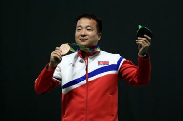 Vận động viên từng giành Huy chương Đồng bộ môn bắn súng Nam cự ly 50m ở Olympic 2016 Kim Song-guk.