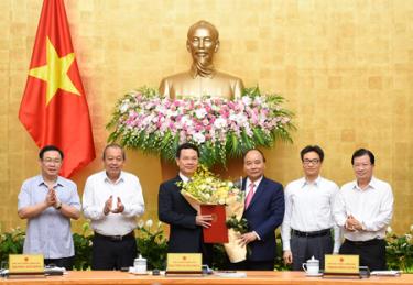 Thủ tướng Nguyễn Xuân Phúc trao Quyết định giao quyền Bộ trưởng Bộ Thông tin và Truyền thông cho đồng chí Nguyễn Mạnh Hùng.