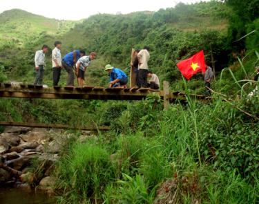 Tuổi trẻ huyện Mù Cang Chải ra quân thực hiện nghị quyết về phát
triển giao thông nông thôn ở các xã trên địa bàn huyện Mù Cang Chải.