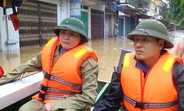 Bí thư Tỉnh ủy Phạm Thị Thanh Trà cùng lãnh đạo thành phố kiểm tra công tác di dời người dân khỏi vùng ngập úng.