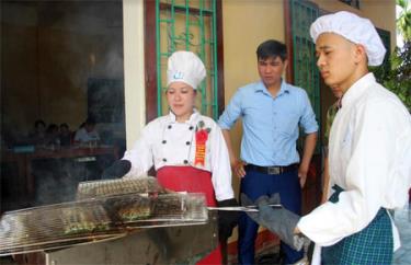 Thương mại - du lịch là ngành thời gian tới cần nguồn lao động lớn.
Ảnh: Giáo viên Trường Cao đẳng Văn hóa Nghệ thuật và Du lịch Yên Bái hướng dẫn dạy nghề nấu ăn.