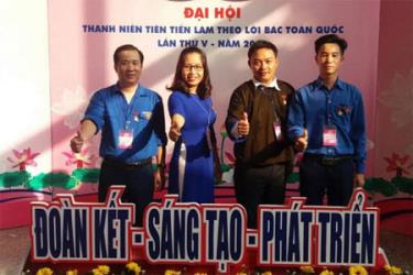 Bác sỹ Nguyễn Mạnh Tiệp (bên trái) tham dự Đại hội Thanh niên tiên tiến làm theo lời Bác toàn quốc lần thứ V, năm 2018.