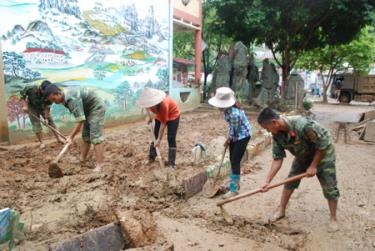 Cán bộ, chiến sỹ LLVT tỉnh giúp dân khắc phục hậu quả bão lũ tại thị trấn Mù Cang Chải, huyện Mù Cang Chải.