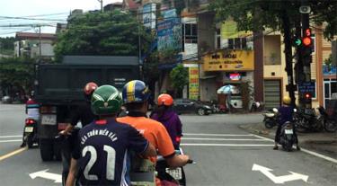 Ngã tư Km 4, thành phố Yên Bái – một trong những điểm lắp đặt loa truyền thanh tuyên truyền pháp luật về ATGT.