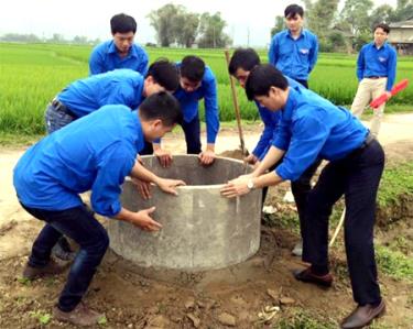 Đoàn viên Chi đoàn Công ty cổ phần Thủy điện Thác Bà hoàn thiện công trình “Bể rác nội đồng” tại xã Nghĩa An, thị xã Nghĩa Lộ.