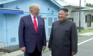 Tổng thống Trump trò chuyện cùng Chủ tịch Kim Jong-un ở biên giới liên Triều.