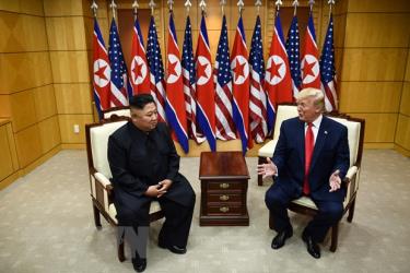 Nhà lãnh đạo Triều Tiên Kim Jong-un (trái) và Tổng thống Mỹ Donald Trump trong cuộc gặp ở tại làng đình chiến Panmunjom ở biên giới liên Triều ngày 30/6/2019.