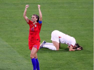 Alex Morgan (áo đỏ) đưa Mỹ vào chung kết.