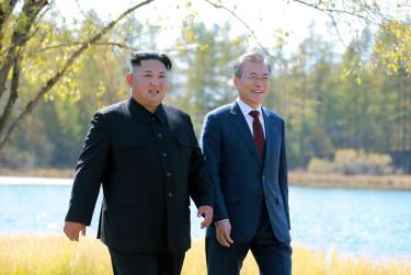 Ảnh tư liệu: Nhà lãnh đạo Triều Tiên Kim Jong-un (trái) và Tổng thống Hàn Quốc Moon Jae-in tại cuộc gặp thượng đỉnh ở Samjiyon, Triều Tiên, ngày 20/9/2018.