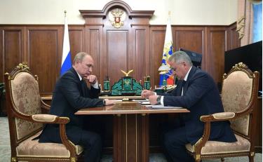 Tổng thống Putin họp với Bộ trưởng Quốc phòng Nga về vụ cháy tàu ngầm