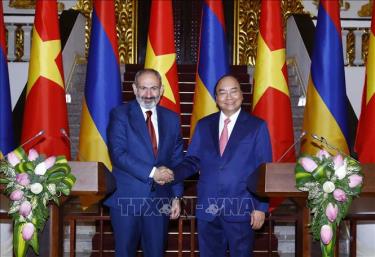 Thủ tướng Nguyễn Xuân Phúc và Thủ tướng Cộng hòa Armenia Nikol Pashinyan tại cuộc gặp báo chí sau hội đàm