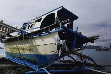 Tàu cá Gem-Ver sau khi được đưa lên bờ tại Philippines.