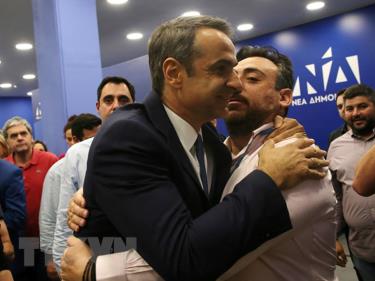 Lãnh đạo đảng ND Kyriakos Mitsotakis (trái, phía trước) bên những người ủng hộ tại Athens, Hy Lạp, ngày 26/5/2019.