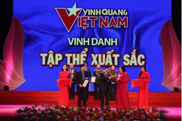 Trưởng Ban Dân vận Trung ương  Trương Thị Mai và Chủ tịch Tổng Liên đoàn Lao động Việt Nam Bùi Văn Cường trao giải thưởng cho các tập thể xuất sắc.