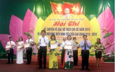 Lãnh đạo huyện Trấn Yên trao giải Nhất, Nhì cho các thí sinh