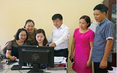 Đồng chí Giàng A Tông - Ủy viên Ban Chấp hành Đảng bộ tỉnh, Chủ tịch Ủy ban MTTQ Việt Nam tỉnh Yên Bái (thứ ba, phải sang) trao đổi với cán bộ Ban Phong trào về công tác tuyên truyền trước, trong và sau Đại dafabet dang nhap đại biểu MTTQ Việt Nam tỉnh Yên Bái lần thứ XV.