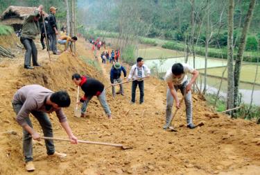 Nhân dân xã Xuân Long, huyện Yên Bình làm đường giao thông nông thôn.