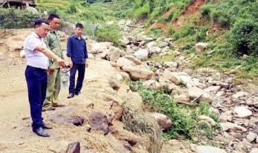 Lãnh đạo Phòng Nông nghiệp và Phát triển nông thôn huyện kiểm tra công tác phòng chống bão lũ tại vùng có nguy cơ lũ ống, lũ quét ở xã Hát Lừu.