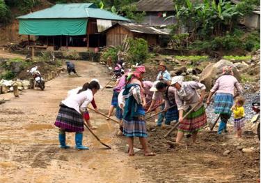 Người dân xã Xà Hồ tham gia dọn dẹp vệ sinh đường nông thôn sau mưa lũ.