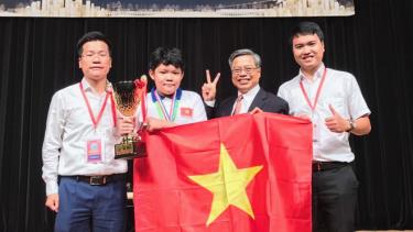 Thí sinh Lương Mạnh Đức đoạt cúp đặc biệt tại Kỳ thi toán quốc tế WMT 2019.