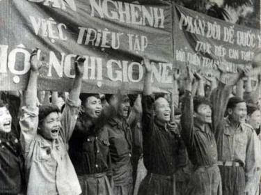 Nhân dân Việt Nam mít tinh ủng hộ việc triệu tập Hội nghị Giơ - ne - vơ 1954.