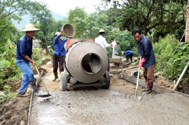 Nhân dân xã Tân Lập, huyện Lục Yên cứng hóa đường giao thông nông thôn.