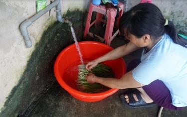 Nguồn nước sạch từ đường dẫn mới sửa chữa được sử dụng trong sinh hoạt hàng ngày của các hộ dân trên địa bàn xã Y Can (Trấn Yên).