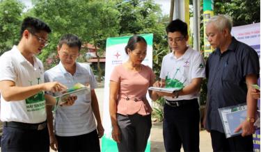 Cán bộ ngành điện tuyên truyền sử dụng tiết kiệm điện mùa nắng nóng cho người dân ở thị trấn Cổ Phúc, huyện Trấn Yên.