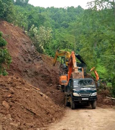 Công ty cổ phần Xây dựng đường bộ I huy động máy móc hót gạt khắc phục sự cố sạt lở ta luy dương trên quốc lộ 32.