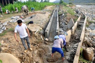 Nhân dân xã Sơn Lương (Văn Chấn) khôi phục công trình thủy lợi bảo đảm tưới tiêu phục vụ sản xuất.