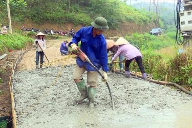 MTTQ và các đoàn thể huyện Văn Yên tích cực vận động hội viên và nhân dân tham gia đóng góp công lao động kiên cố hóa đường giao thông nông thôn.