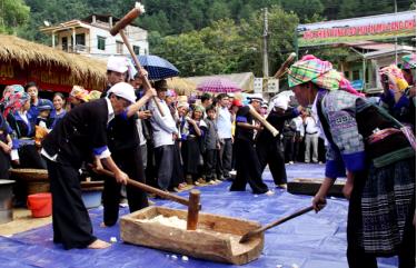 Thi giã bánh dày trong lễ hội xuân của người Mông
(Ảnh: Văn Tuấn)