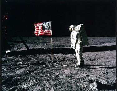 Phi hành gia Neil Armstrong -người đầu tiên trên Trái Đất đặt chân lên bề mặt Mặt Trăng. Neil Armstrong cắm lá cờ Mỹ lên bề mặt Mặt Trăng. (Ảnh: NASA).
