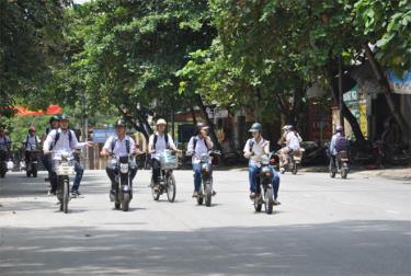 Tình trạng học sinh đi xe đạp điện, xe máy điện dàn hàng ngang trên đường diễn ra khá phổ biến.