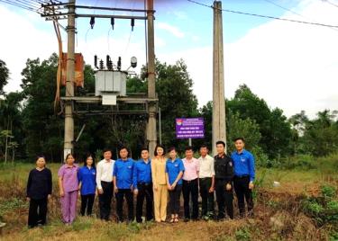 Công trình thanh niên “Thắp sáng đường quê” do Cụm thi đua số 1 - Đoàn Khối các cơ quan tỉnh, Đoàn xã Âu Lâu, Đoàn Thanh niên Công an thành phố Yên Bái thực hiện.